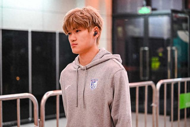 九游娱乐-大连英博失去王牌锋霸！已官宣离队，新赛季为上港踢球，球迷不舍|上海海港|刘祝润|前场|青训|海港_新浪体育_新浪新闻