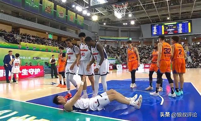 惨烈！王少杰鼻子被打出血被迫下场治疗引关注 杜锋脸如铁色